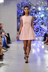 Pokaz Anastasiia Ivanova — Ukrainian Fashion Week SS16 (ubrania i obraz: sukienka różowa, półbuty czarne)
