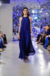 Desfile de Anastasiia Ivanova — Ukrainian Fashion Week SS16 (looks: vestido de noche azul, zapatos de tacón blancos)