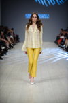 Desfile de Alonova — Ukrainian Fashion Week SS16 (looks: blusa de cuadros amarilla, pantalón amarillo, zapatos de tacón blancos)