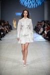 Pokaz Alonova — Ukrainian Fashion Week SS16 (ubrania i obraz: bluzka biała, spódnica mini biała, półbuty białe)