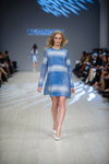 Desfile de Alonova — Ukrainian Fashion Week SS16 (looks: vestido azul claro, zapatos de tacón blancos)