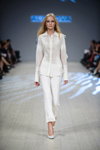 Desfile de Alonova — Ukrainian Fashion Week SS16 (looks: blusa blanca, pantalón blanco, zapatos de tacón blancos)