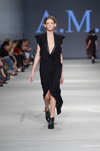 Arina Lubiteleva. Modenschau von A.M.G. — Ukrainian Fashion Week SS16 (Looks: schwarzes Kleid mit Ausschnitt mit Schlitz)