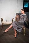 Ella Zaka. Presentación de DIPHYLLEIA by Olga BILENCHUK — Ukrainian Fashion Week SS16 (looks: vestido de rayas gris, bollo)