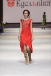Desfile de Edelvika — Ukrainian Fashion Week SS16 (looks: vestido rojo, botas arenas)