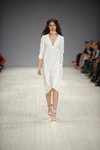 Modenschau von Elena Burenina — Ukrainian Fashion Week SS16 (Looks: weißes Kleid mit Ausschnitt)