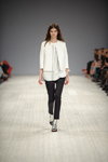 Pokaz Elena Burenina — Ukrainian Fashion Week SS16 (ubrania i obraz: żakiet biały, top biały, spodnie czarne)