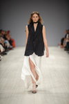 Desfile de Elena Burenina — Ukrainian Fashion Week SS16 (looks: chaleco negro, falda con abertura blanca)