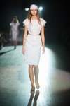 Desfile de Elena GOLETS — Ukrainian Fashion Week SS16 (looks: vestido de cóctel blanco)