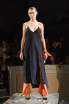 Modenschau von FROLOV — Ukrainian Fashion Week SS16 (Looks: schwarzes Kleid, orange Hose, schwarze Pumps)