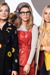 Goście — Ukrainian Fashion Week SS16 (ubrania i obraz: palto z nadrukiem czarne, beret szary, okulary, blond (kolor włosów); osoby: Polina Nenya, Kateryna Silczenko)