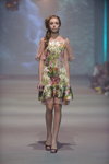 Modenschau von Iryna DIL’ — Ukrainian Fashion Week SS16 (Looks: buntes Kleid mit Blumendruck)