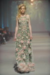 Pokaz Iryna DIL’ — Ukrainian Fashion Week SS16 (ubrania i obraz: suknia wieczorowa kwiecista)