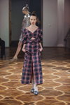 Modenschau von Jean Gritsfeldt — Ukrainian Fashion Week SS16 (Looks: blaues Tartan-Kleid)