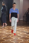 Pokaz Jean Gritsfeldt — Ukrainian Fashion Week SS16 (ubrania i obraz: spodnie sportowe szare, półbuty czerwone)