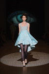 Pokaz Julia Aysina — Ukrainian Fashion Week SS16 (ubrania i obraz: suknia koktajlowa błękitna, półbuty czarne, legginsy nylonowe czarne)