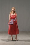 Desfile de The COAT by Kate SILCHENKO — Ukrainian Fashion Week SS16 (looks: vestido rojo)