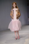 Desfile de The COAT by Kate SILCHENKO — Ukrainian Fashion Week SS16 (looks: americana dorada, vestido rosa)