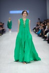Desfile de Larisa Lobanova — Ukrainian Fashion Week SS16 (looks: vestido de noche verde)