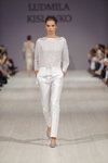 Desfile de Ludmila Kislenko — Ukrainian Fashion Week SS16 (looks: jersey blanco, pantalón blanco, zapatos de tacón grises)