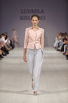 Desfile de Ludmila Kislenko — Ukrainian Fashion Week SS16 (looks: americana rosa, pantalón gris, zapatos de tacón grises)