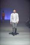 Desfile de MAKI — Ukrainian Fashion Week SS16 (looks: camisa blanca, pantalón gris)