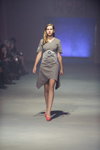 Modenschau von MAKI — Ukrainian Fashion Week SS16 (Looks: graues Kleid, rote Pumps)