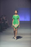 Nantina Dronchak. Modenschau von MAKI — Ukrainian Fashion Week SS16 (Looks: grünes Kleid, weiße Sandaletten)
