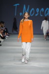 Arina Lubiteleva. Modenschau von T.Mosca — Ukrainian Fashion Week SS16 (Looks: orange Pullover, weiße Hose)