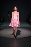 Pokaz Nadya Dzyak — Ukrainian Fashion Week SS16 (ubrania i obraz: sukienka różowa)