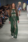 Modenschau von NAVRO — Ukrainian Fashion Week SS16 (Looks: grünes bedrucktes Maxi Kleid)