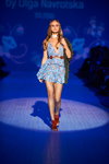Modenschau von TAGO by Olga NAVROTSKA — Ukrainian Fashion Week SS16 (Looks: himmelblaues bedrucktes Kleid mit Ausschnitt)