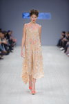 Modenschau von VOROZHBYT&ZEMSKOVA — Ukrainian Fashion Week SS16 (Looks: sandfarbenes Kleid)
