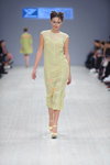 Desfile de VOROZHBYT&ZEMSKOVA — Ukrainian Fashion Week SS16 (looks: vestido midi amarillo, sandalias de tacón amarillas)