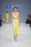 Desfile de VOROZHBYT&ZEMSKOVA — Ukrainian Fashion Week SS16 (looks: vestido midi amarillo, sandalias de tacón azul claro)