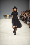 Nadya Dorofeeva. Desfile de VIKTORANISIMOV — Ukrainian Fashion Week SS16 (looks: vestido negro, sombrero negro, calcetines largos negros)