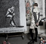 Іміджева фотосесія зимової колекції 2015 Annette Görtz (наряди й образи: бежеве пальто з принтом, чорні щільні колготки, чорні черевики)