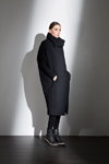 Лукбук Annette Görtz AW 2015 (наряды и образы: чёрное пальто миди, чёрные плотные колготки)