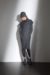 Лукбук Annette Görtz AW 2015 (наряды и образы: серая шляпа, трикотажное серое платье, чёрные колготки, серые сапоги)