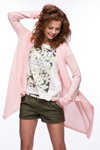 Літня молодіжна колекція O’STIN (наряди й образи: шорти кольору хакі, білий ремінь, білий топ з принтом, рожевий кардиган)
