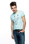 Lookbook von O'STIN SS 15 (Looks: himmelblaues bedrucktes T-shirt, blaue Jeans)