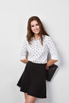 Лукбук O’STIN CASUAL осень 2015 (наряды и образы: белая блуза в горошек, чёрная юбка, чёрный клатч)