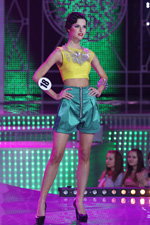 Tacciana Dawydzenka. krótki top (ubrania i obraz: krótki top żółty, szorty turkusowe, półbuty czarne)