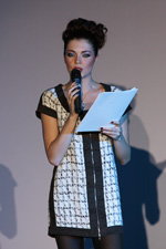 Kaciaryna Lubczik (ubrania i obraz: sukienka mini z zamkiem błyskawicznym czarno-biała, rajstopy czarne)