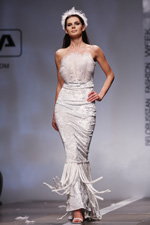 Volha Antropava (looks: vestido de noche blanco)