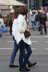 Ранняя осень 2015. Уличная мода в Гомеле (наряды и образы: трикотажный белый кардиган, синие джинсы, чёрные балетки, капроновые чёрные носки, коричневая сумка)