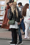 Ранняя осень 2015. Уличная мода в Гомеле (наряды и образы: зеленая сумка, белое платье в горошек, чёрные колготки, чёрная кожаная куртка)