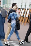 Рання осінь 2015. Вулична мода в Гомелі (наряди й образи: блакитна джинсова куртка, блакитні рвані джинси, сірий джемпер, чорна сумка, чорно-білі чоботи на танкетці)
