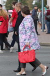 Straßenmode in Gomel. 09/2015 (Looks: Mantel mit Blumendruck, rote Handtasche, weiße Sandaletten)