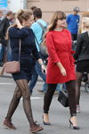 Ранняя осень 2015. Уличная мода в Гомеле (наряды и образы: синее платье, чёрные колготки, коричневая сумка, коричневые ботинки, красное пальто, коричневые брюки, чёрные туфли)